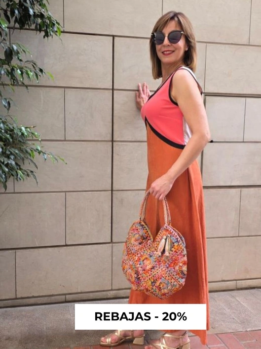 modelo con vestido estampado trovels y bolso a juego