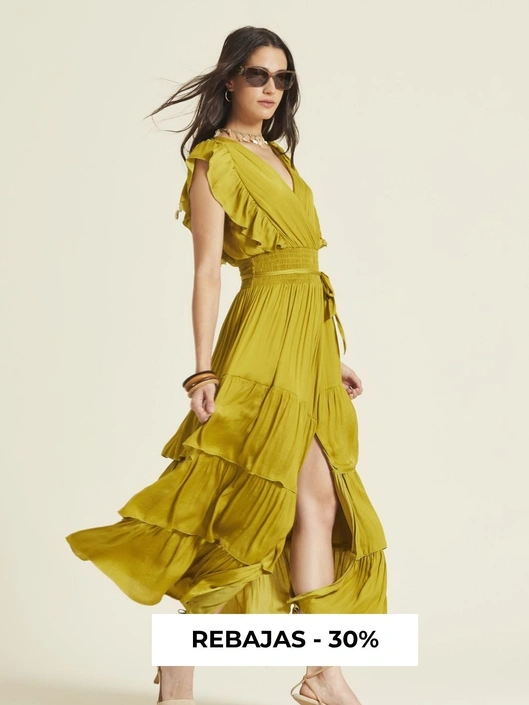modelo con vestido largo pistacho  y vuelo