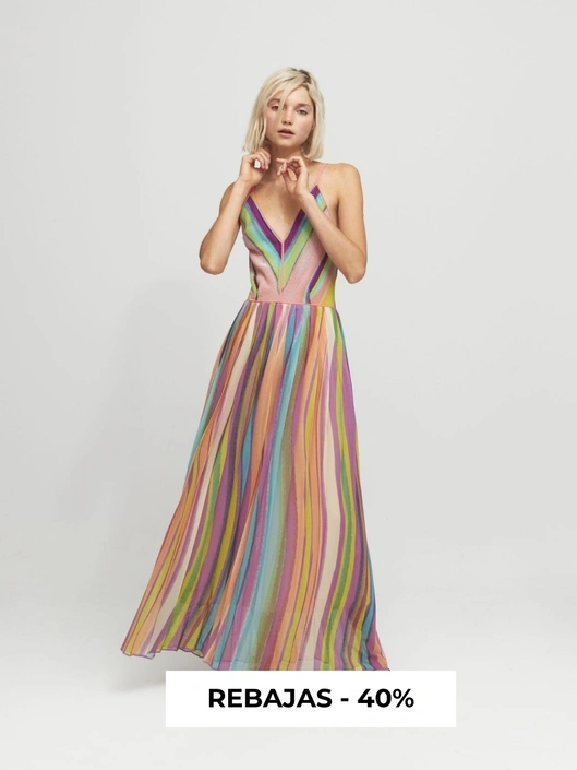imagen de modelo con vestiido y bolso en color chocolate en un callejon de lujo