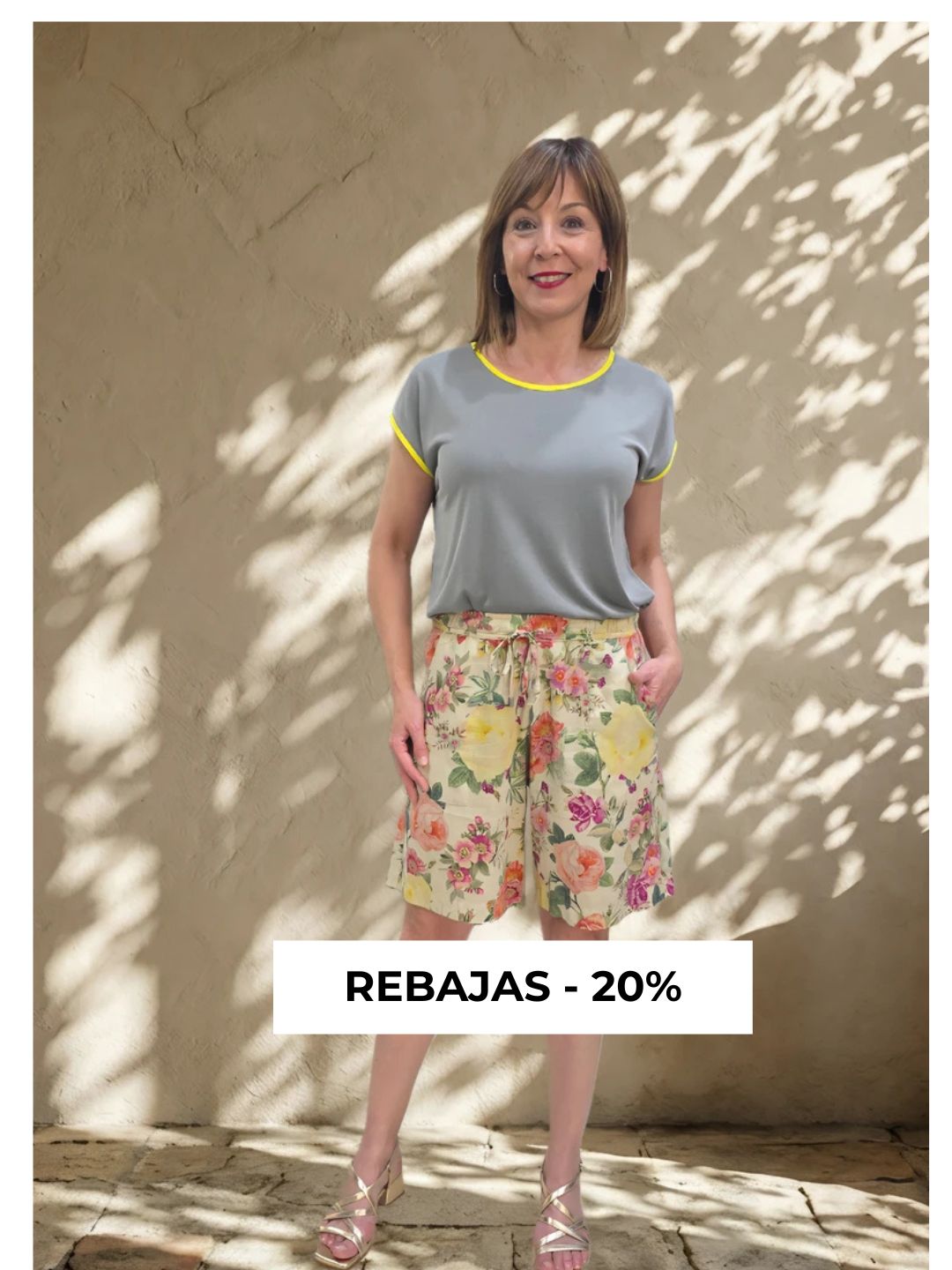 REBAJAS 20% CHICA CON BERMUDA DE FLORES Y CAMISETA VERDE OLIVA