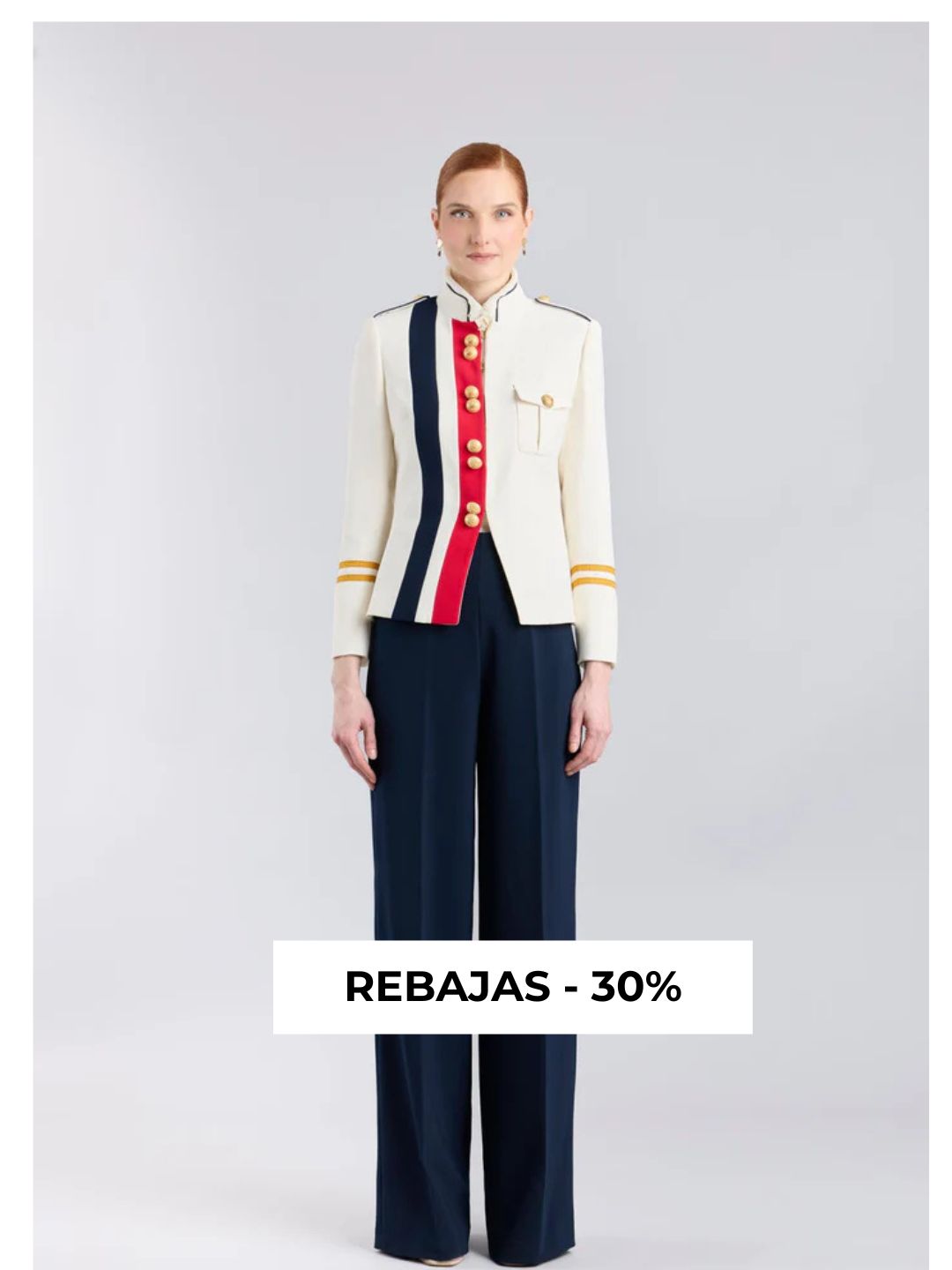 REBAJAS 30% CHICA CON BLAZER MILITAR BLANCA Y PANTALON OSCURO