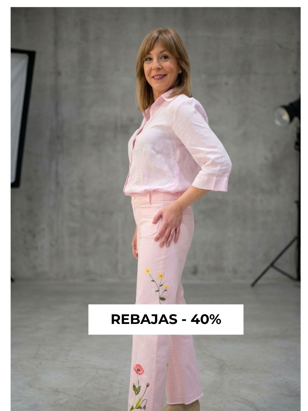 REBAJAS 40% (2) imagen de modelo con vestiido y bolso en color chocolate en un callejon de lujo